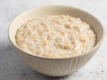 Nem leite, nem açúcar: esse é o melhor mingau de aveia para o café da manhã, receita promove saciedade e fica muito cremosa