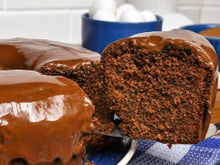 Como fazer o bolo de chocolate perfeito? Com as dicas do TudoGostoso ele fica fofinho, a massa não sola e tem gostinho de cacau