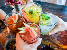 Sextou! Dicas para fazer drinks e petiscos para receber os amigos em casa sem estresse