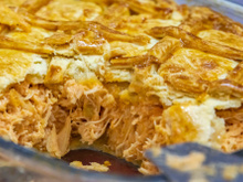 Empadão de frango cremoso na travessa: massa de 3 ingredientes e textura que derrete na boca