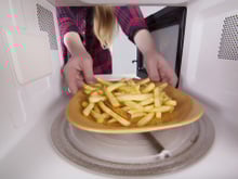 Não perco mais horas fritando batatas: o truque no micro-ondas que deixa crocante como em restaurante!