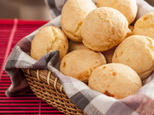 Pão de queijo com bacon: aprenda a fazer