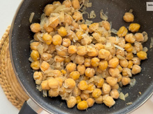 Grão-de-bico acebolado: receita fácil, saudável e vegana, ideal para um jantar rápido