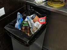 Lixo de cozinha com cheiro ruim? Truques simples com ingredientes caseiros resolvem o problema!