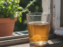 O que significa colocar um copo com vinagre de maçã na janela? Minha avó fez isso a vida toda, já virou truque de família!