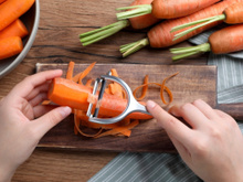 5 motivos para você incluir a casca de cenoura nas suas receitas de suco