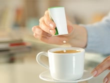 Trocar açúcar por sucralose pode enganar seu cérebro e te fazer comer mais