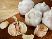 Um truque simples para manter o alho suculento, firme e saboroso por até 10 meses