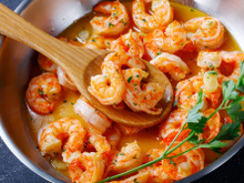 Aprenda a limpar camarão mais rápido com esse truque de restaurante