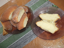 Pão de cachorro quente na máquina de pão