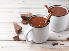 Chocolate quente cremoso com apenas quatro ingredientes: essa é a receita perfeita para espantar o frio da manhã