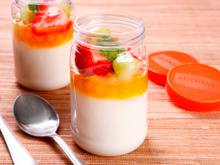 Manjar de coco com calda de manga e frutas