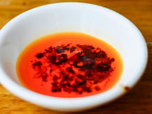 Fazer óleo de pimenta em casa é muito fácil do que você imagina e vai deixar seus pratos muito mais gostosos; aprenda a receita de chilli oil
