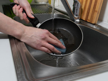 É por isso que você nunca deve lavar uma panela quando ela ainda estiver quente - erro gera consequências caras