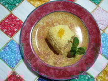 Pudim prático de damasco enfeitado com hortelã