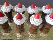 Copinhos de chocolate ao leite com creme de morangos e chantilly