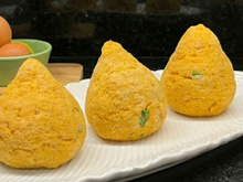 Só 3 ingredientes e uma airfryer: a coxinha cremosa que aprendi no TudoGostoso é obrigatória aos domingos aqui em casa