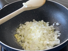 O truque infalível de uma renomada chef de cozinha francesa para nunca queimar sua cebola enquanto cozinha