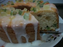 Bolo de limão com frutas cristalizadas