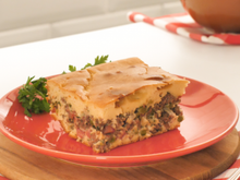 Você nunca mais vai achar carne moída sem graça depois de provar essa torta! Receita serve a família toda e fica pronta em menos de 1 hora