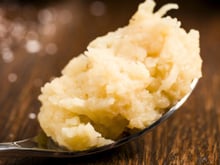 Cocada de leite condensado cremosa e simples com apenas 3 ingredientes