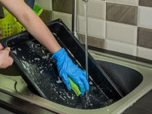 A maioria faz errado: veja como lavar a assadeira de metal da forma certa