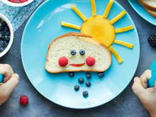 Lugar de criança é na cozinha se você seguir as dicas e receitas do TudoGostoso: cozinhe com os filhos em segurança e com muita diversão
