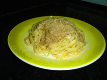 Linguini ao molho de atum e salsa desidratada