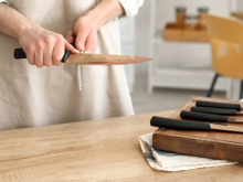 Pouca gente sabe: esse é o melhor truque para afiar as facas sem precisar de pedra para amolar