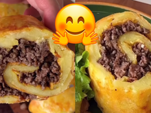 Rocambole de batata com crosta de queijo e recheio de carne moída: impossível não amar essa receita!