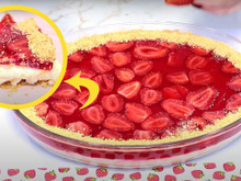 Torta espelhada de morango na travessa salva a sobremesa de qualquer ocasião: doce lindo e fácil de fazer