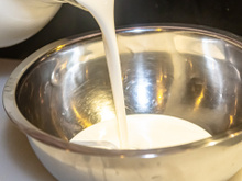 Confeiteira explica de uma vez por todas qual o melhor creme de leite, fresco ou de caixinha, para as suas sobremesas