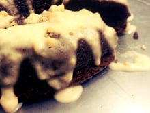 Brigadeirão com biscoito e calda cremosa