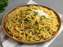 Clássico, rápido e impossível de resistir: macarrão alho e óleo pronto em 10 minutos pra fazer qualquer dia da semana