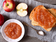 Molho de maçã caseiro fácil: você só precisa de 2 ingredientes, um pote e 30 minutos para fazer a receita perfeita para bolos, panquecas e biscoitos