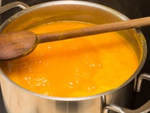 Você usou colher de pau ERRADO a vida toda! Descubra por que o utensílio não é indicado na hora de cozinhar