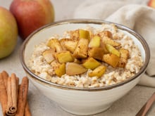 Mingau de aveia com maçã cozida, iogurte e nozes: um café da manhã completo com fibras, proteínas e gorduras saudáveis