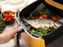 A cozinha agradece: Airfryer Oster cai de preço e esta com 60% de desconto no Mercado Livre