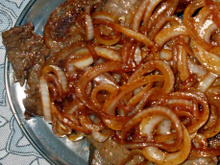 Bife acebolado delicioso