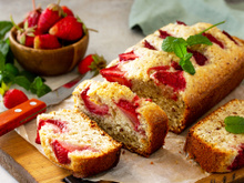 Bolo de morango saudável e feito no liquidificador: sem farinha, sem açúcar e fica pronto em minutos!