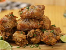 Esse é jeito certo de fazer um bom frango à passarinho: crocante por fora, bem temperado e macio por dentro