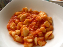 Gnocchi vegano com molho de tomate