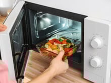 O que significa quando o micro-ondas faz barulhos enquanto esquenta a comida?