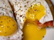 Salmonella além dos ovos: poucas pessoas sabem, mas esses 2 hábitos na hora de preparar a carne podem facilitar a transmissão