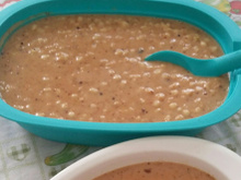 Canjica com leite condensado, açúcar queimado e amendoim
