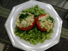 Tomate recheado no ninho de alface