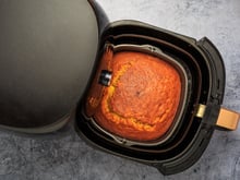 Fazer bolo na air fryer é a maneira fácil e deliciosa de economizar no gás. Veja receitas!