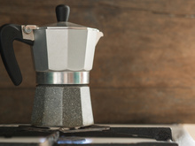 Não use detergente: aprenda como limpar a cafeteira italiana do jeito CERTO!