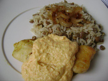 Frango com molho de cenoura com arroz com lentilhas e cebola agridoce