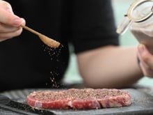 Nem alho, nem cebola: esse é o tempero simples e barato que deixa qualquer carne muito mais saborosa